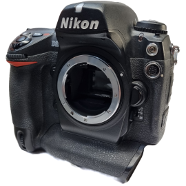 Nikon D2H * Varaosakamera. Ei toimiva